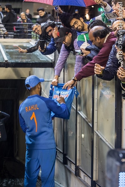 kl rahul signing autographs in 2018